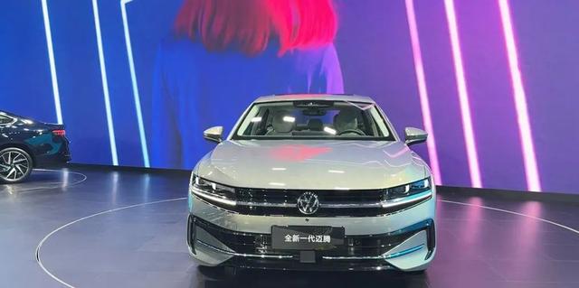 全新邁騰終于降價，比帕薩特漂亮，2.0T+220匹+9氣囊，18萬起售-有駕