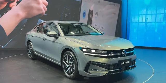 全新邁騰終于降價，比帕薩特漂亮，2.0T+220匹+9氣囊，18萬起售-有駕