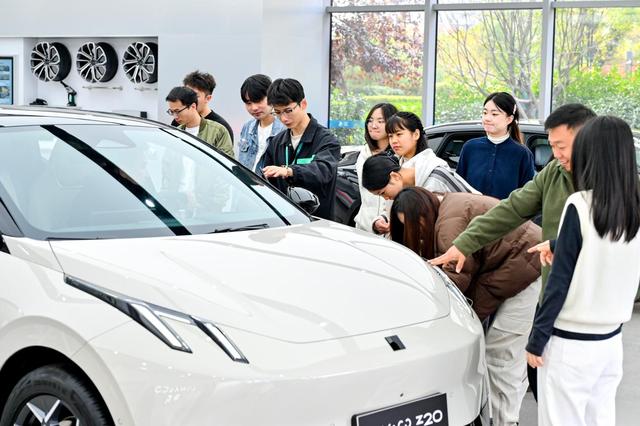 領克Z20實車到店體驗：性能卓越，空間舒適度遠超想象-有駕