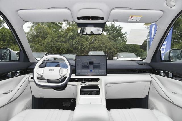 吉利銀河E5，10.98萬起售，45天大賣20000輛，顏值帥，配置高！-有駕