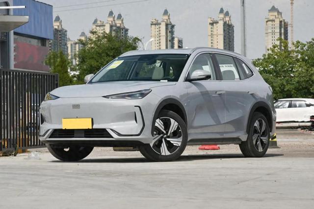 吉利銀河E5，10.98萬起售，45天大賣20000輛，顏值帥，配置高！-有駕