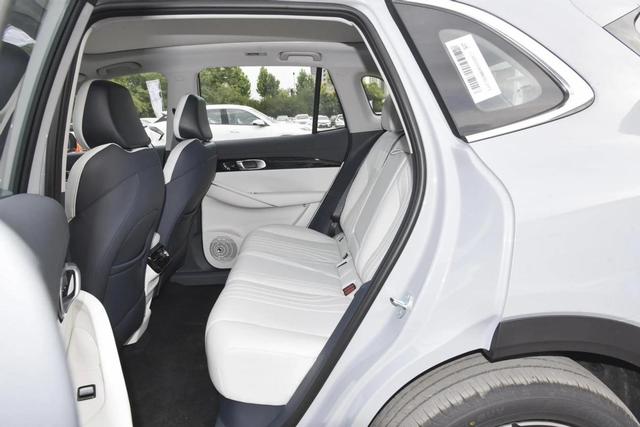 吉利銀河E5，10.98萬起售，45天大賣20000輛，顏值帥，配置高！-有駕