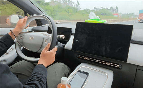 小鵬P7+高速上屏幕全黑：重啟正常后10幾分鐘后復現(xiàn)