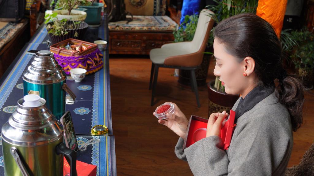 5月22日，西藏瓊結縣&ldquo;網紅&rdquo;扎西拉姆正在直播。新華社記者莊云凱 攝