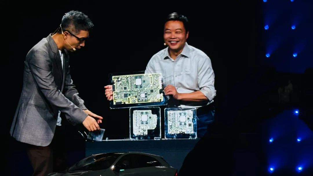 戰(zhàn)雷軍，斗小米，何小鵬也要瘋狂星期四