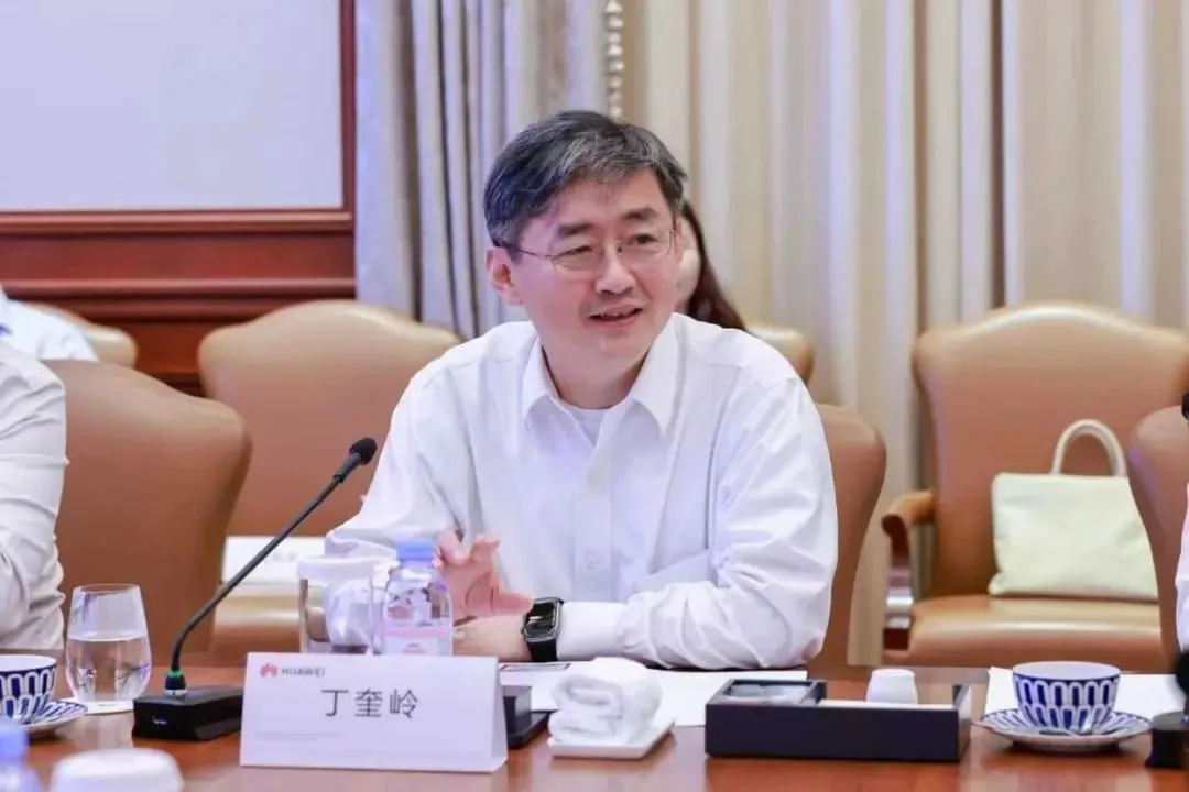 上海交大和華為有著20多年的合作歷史，雙方在先進光技術、AI集群網絡、基礎軟件下一代操作系統、云調度與數字信任等領域已有深入合作與重要成果。丁奎嶺校長表示，學校愿與華為在更多領域開展進一步的合作和交流，推進科研與產業的深度融合，合力為國家關鍵領域、世界技術領域關鍵問題的突破做出貢獻。