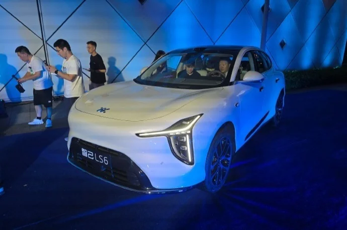 新一代智己LS6上市：起售價20.99萬，搭載800V超快充+智慧四輪轉(zhuǎn)向
