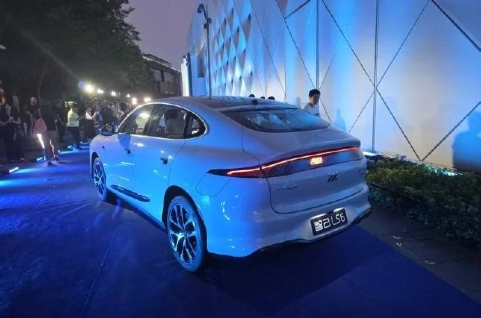 新一代智己LS6上市：起售價20.99萬，搭載800V超快充+智慧四輪轉(zhuǎn)向