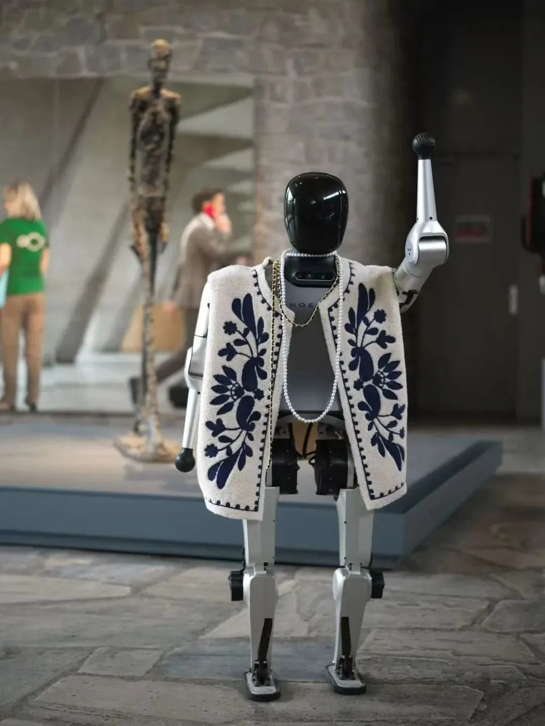 2025年10月8日，N2機器人在巴黎聯(lián)合國教科文組織會場走秀